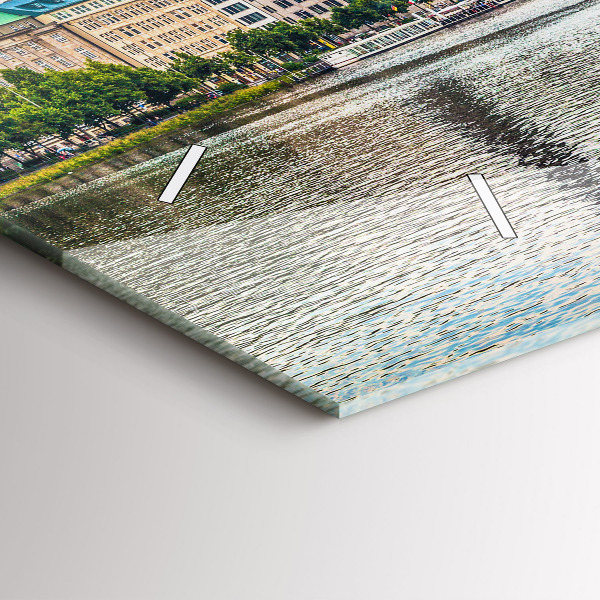 Horizontální hodiny na skle Binnenalster v Hamburku