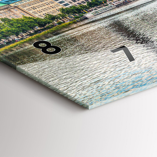 Horizontální hodiny na skle Binnenalster v Hamburku