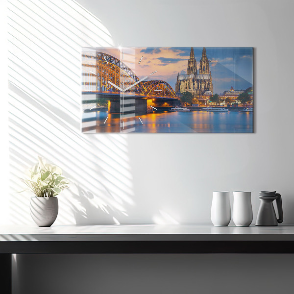 Horizontální hodiny na skle Pohled na radnici