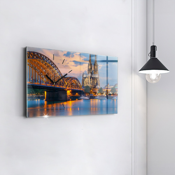 Horizontální hodiny na skle Pohled na radnici