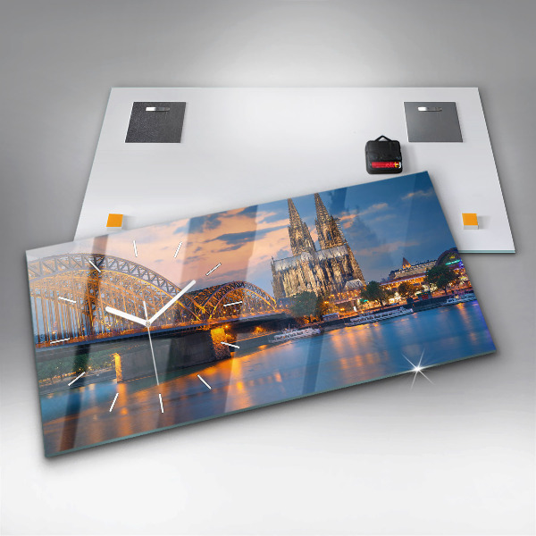 Horizontální hodiny na skle Pohled na radnici