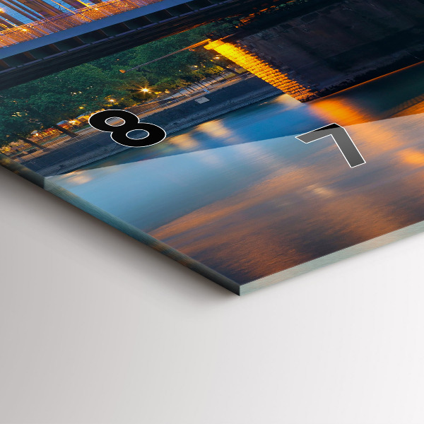 Horizontální hodiny na skle Pohled na radnici