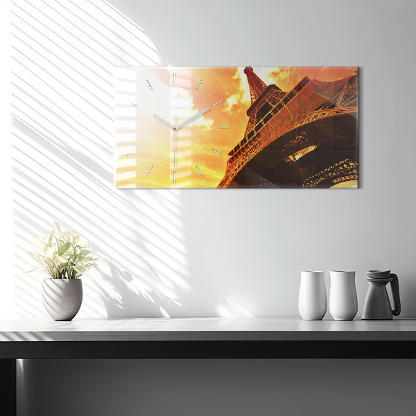 Horizontální hodiny na skle Eiffelova věž v Paříži