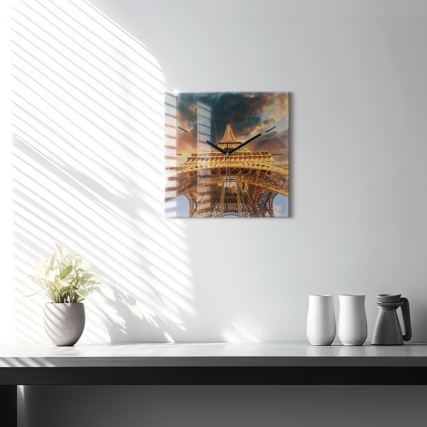 Skleněné hodiny čtvercové Eiffelova věž na pozadí mraků