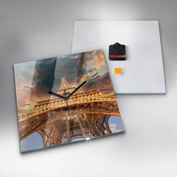Skleněné hodiny čtvercové Eiffelova věž na pozadí mraků