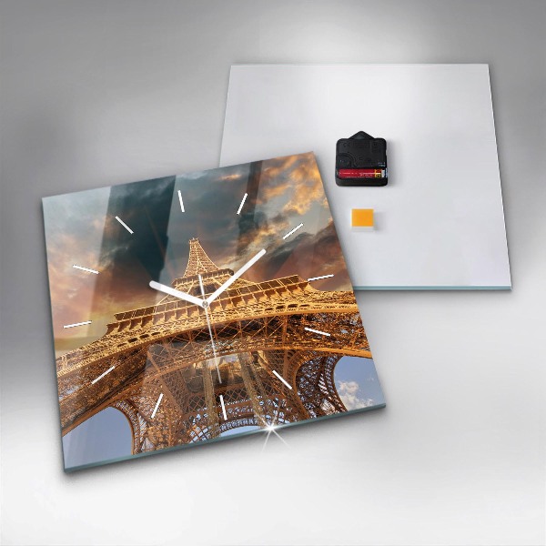 Skleněné hodiny čtvercové Eiffelova věž na pozadí mraků