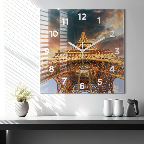 Skleněné hodiny čtvercové Eiffelova věž na pozadí mraků