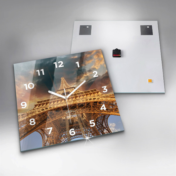 Skleněné hodiny čtvercové Eiffelova věž na pozadí mraků