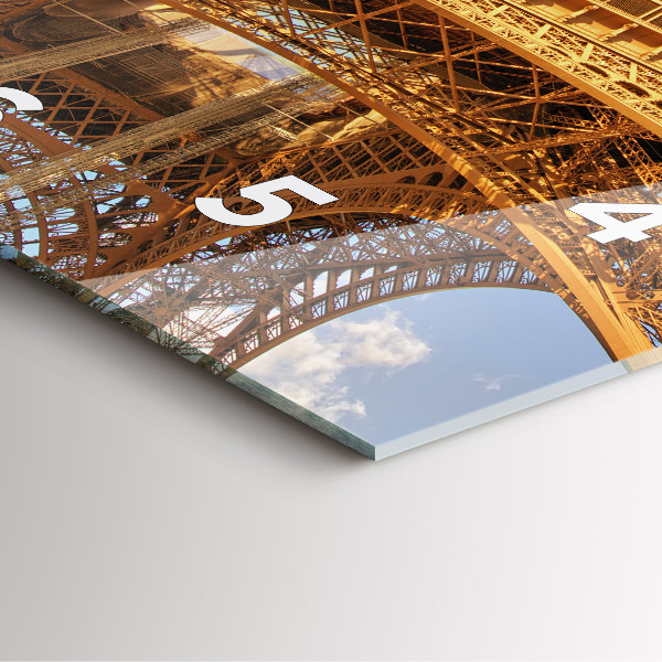 Skleněné hodiny čtvercové Eiffelova věž na pozadí mraků