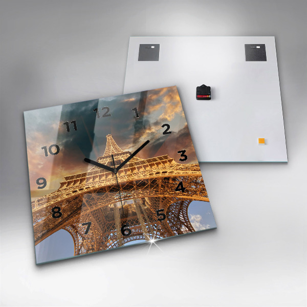 Skleněné hodiny čtvercové Eiffelova věž na pozadí mraků
