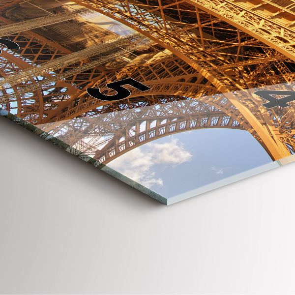 Skleněné hodiny čtvercové Eiffelova věž na pozadí mraků