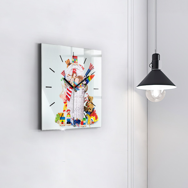 Čtvercové nástěnné hodiny Proutěný koš s hračkami