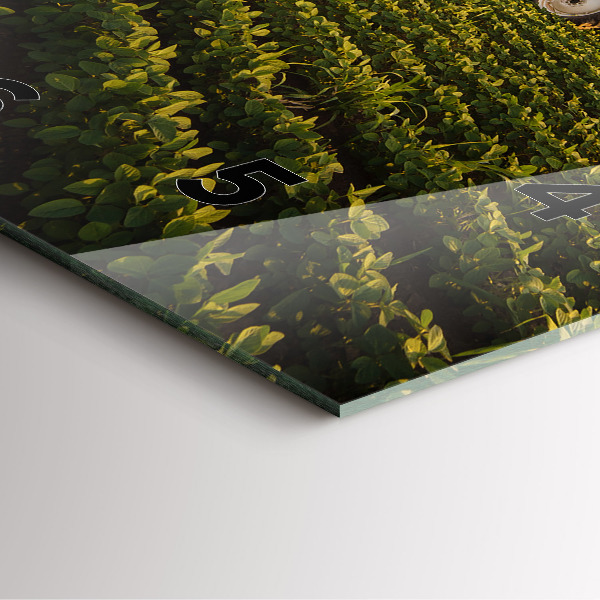 Čtvercové nástěnné hodiny Traktor na zemědělském poli