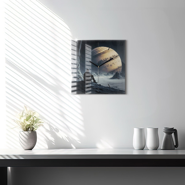 Čtvercové nástěnné hodiny Muž na měsíčním pozadí