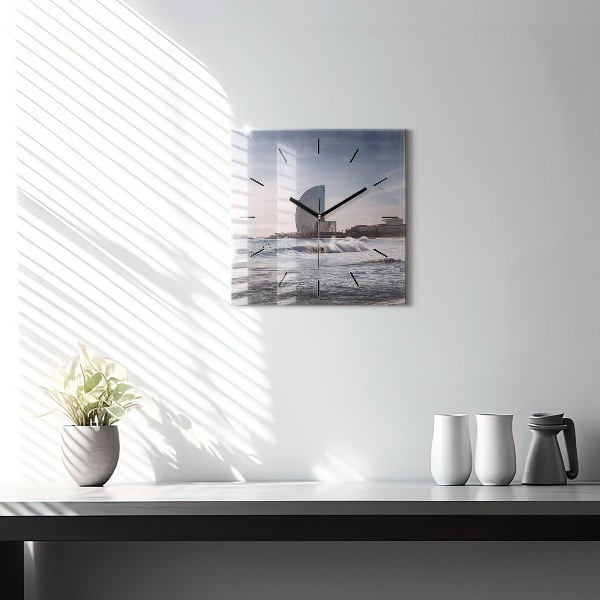 Čtvercové nástěnné hodiny Surfař v Barceloně