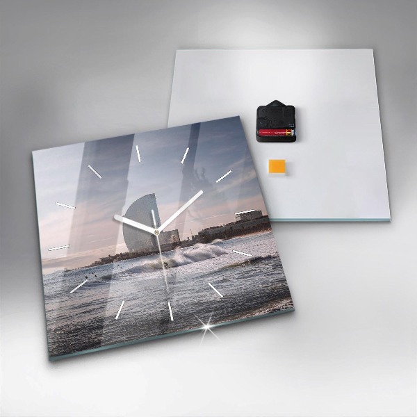 Čtvercové nástěnné hodiny Surfař v Barceloně