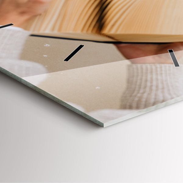 Čtvercové nástěnné hodiny Chvilka s knihou