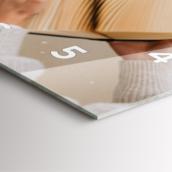 Čtvercové nástěnné hodiny Chvilka s knihou