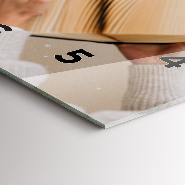 Čtvercové nástěnné hodiny Chvilka s knihou