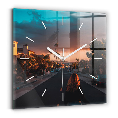 Čtvercové nástěnné hodiny Žena na silnici