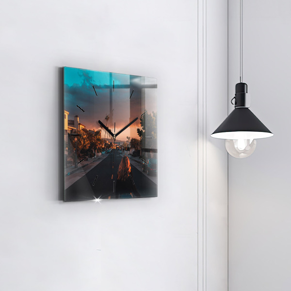 Čtvercové nástěnné hodiny Žena na silnici