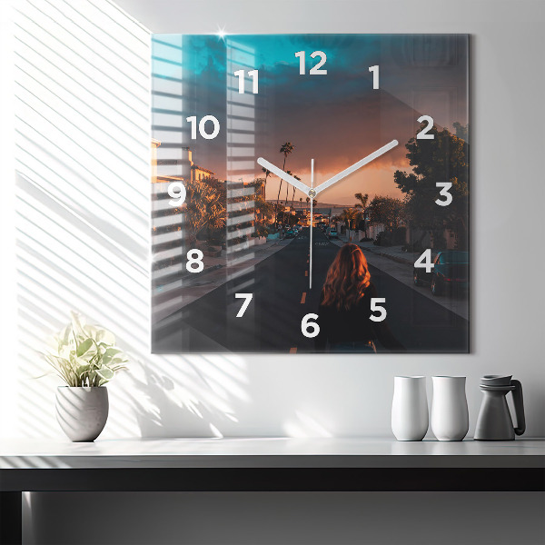 Čtvercové nástěnné hodiny Žena na silnici