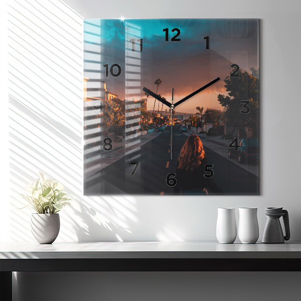 Čtvercové nástěnné hodiny Žena na silnici