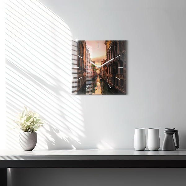 Čtvercové nástěnné hodiny Pohled na kanál ve městě