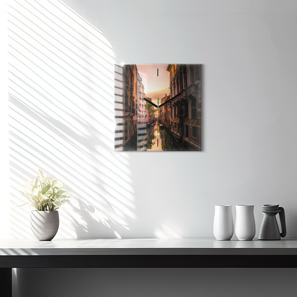 Čtvercové nástěnné hodiny Pohled na kanál ve městě