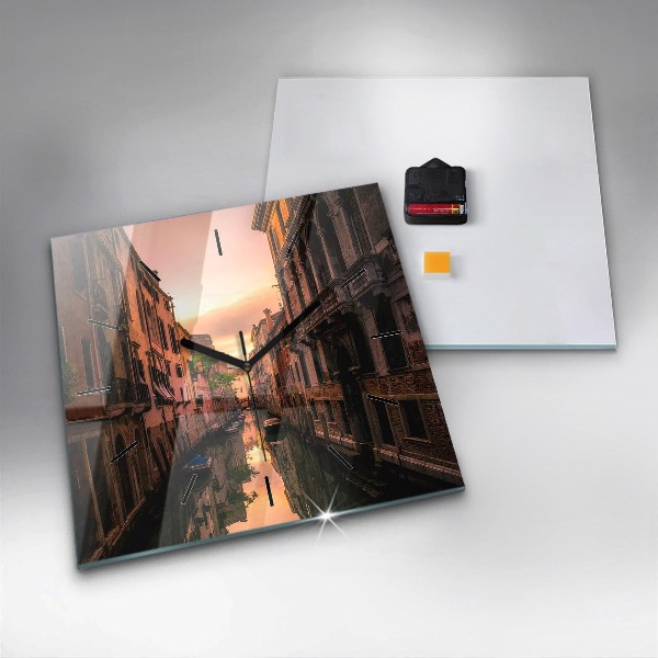 Čtvercové nástěnné hodiny Pohled na kanál ve městě