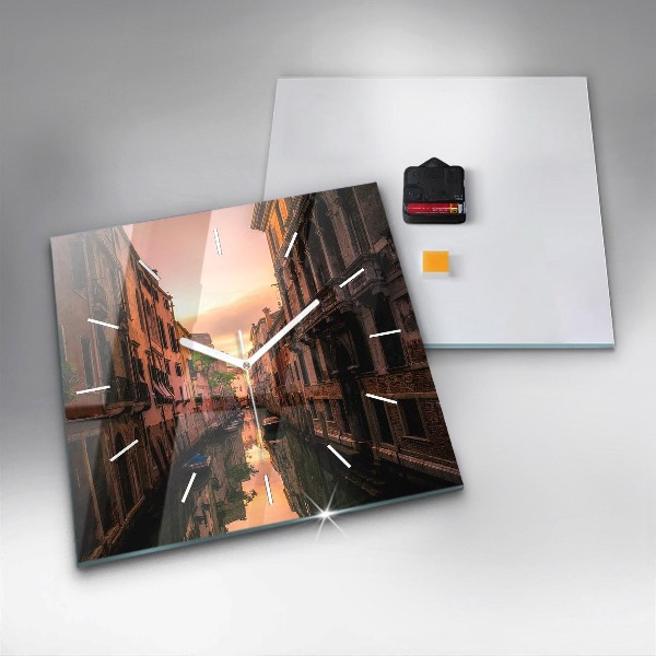 Čtvercové nástěnné hodiny Pohled na kanál ve městě