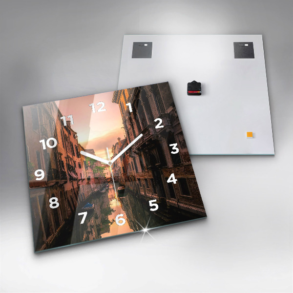 Čtvercové nástěnné hodiny Pohled na kanál ve městě