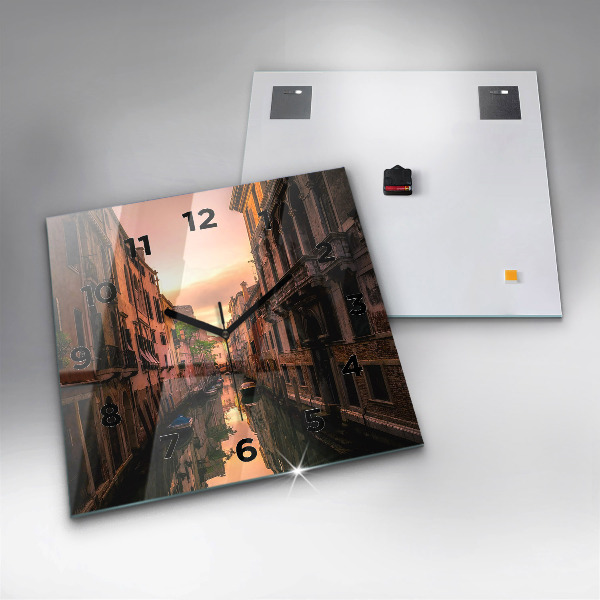 Čtvercové nástěnné hodiny Pohled na kanál ve městě