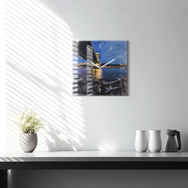 Čtvercové nástěnné hodiny Skalnaté pobřeží pod mostem