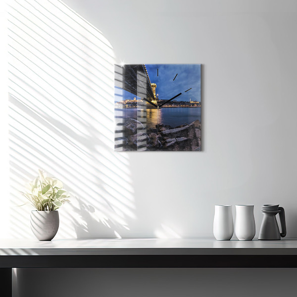 Čtvercové nástěnné hodiny Skalnaté pobřeží pod mostem