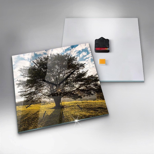 Čtvercové nástěnné hodiny Strom na kopci