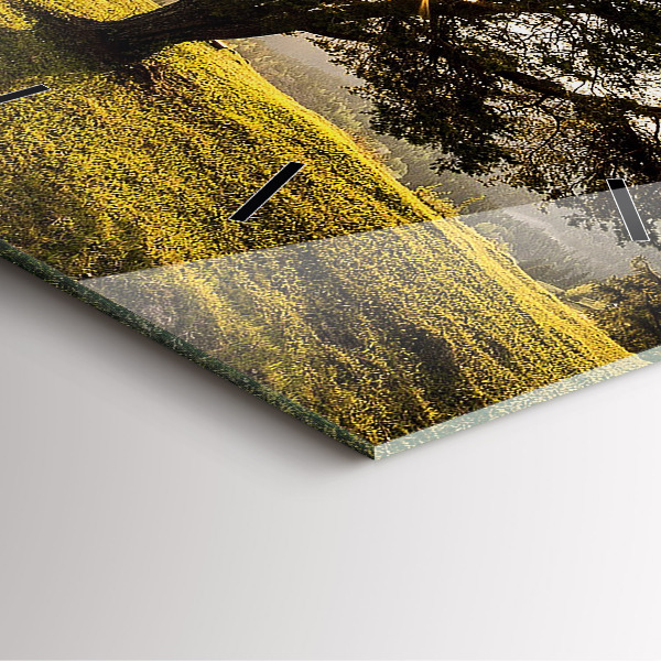 Čtvercové nástěnné hodiny Strom na kopci