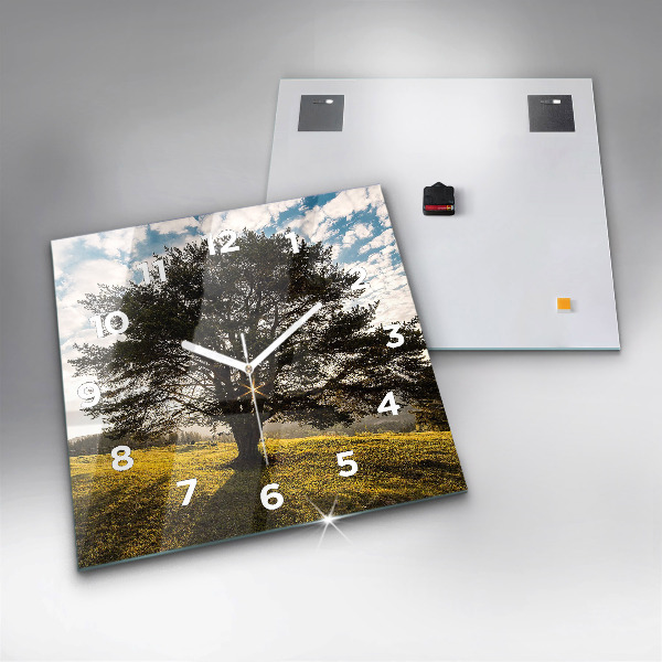 Čtvercové nástěnné hodiny Strom na kopci