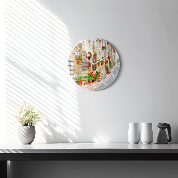 Kulaté skleněné hodiny s fotkou Malebná ulice