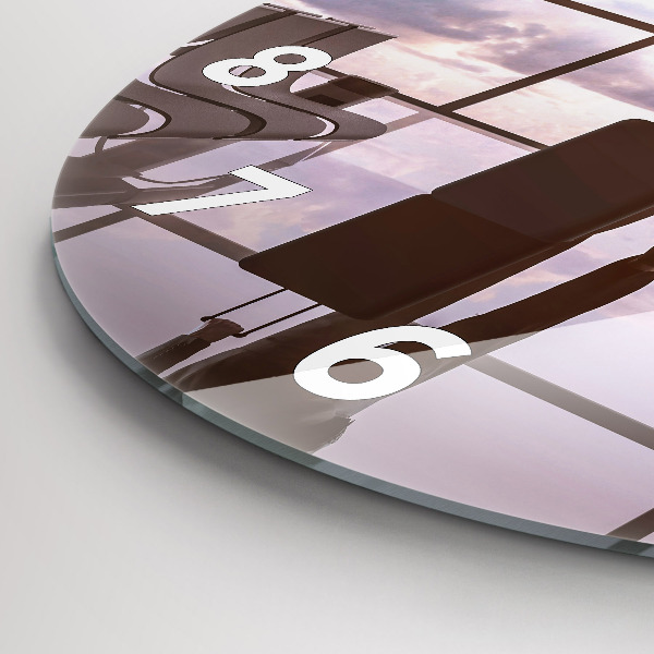 Kulaté skleněné hodiny s fotkou Muž na letišti