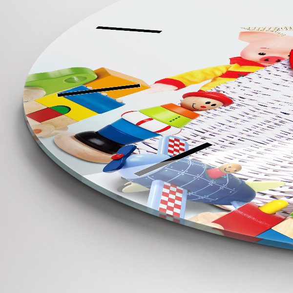 Kulaté skleněné hodiny s fotkou Proutěný koš s hračkami