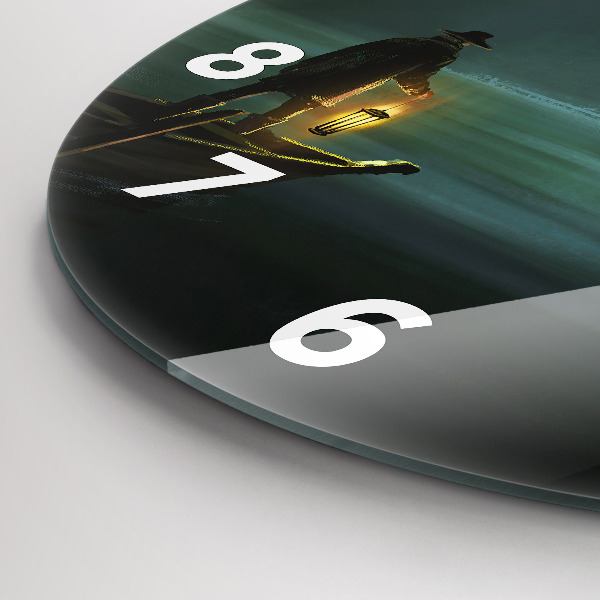 Kulaté skleněné hodiny s fotkou Člověk a příšera v bažině