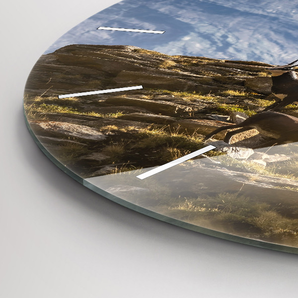 hodiny na skle Koza v údolí Aosta