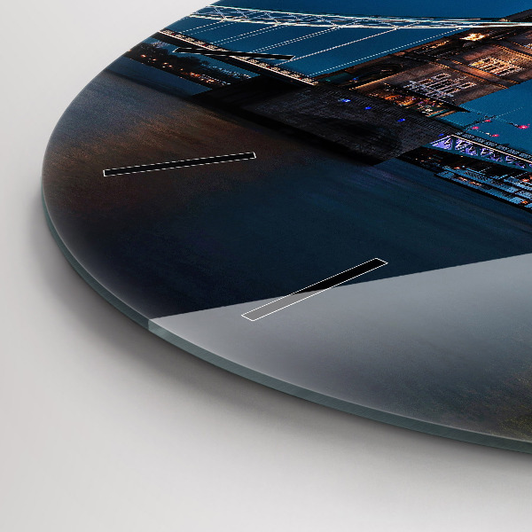 hodiny na skle Tower Bridge Londýn v noci