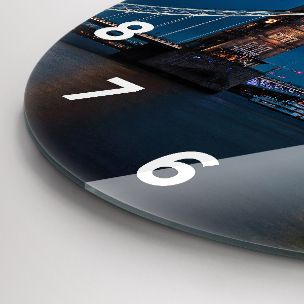 hodiny na skle Tower Bridge Londýn v noci