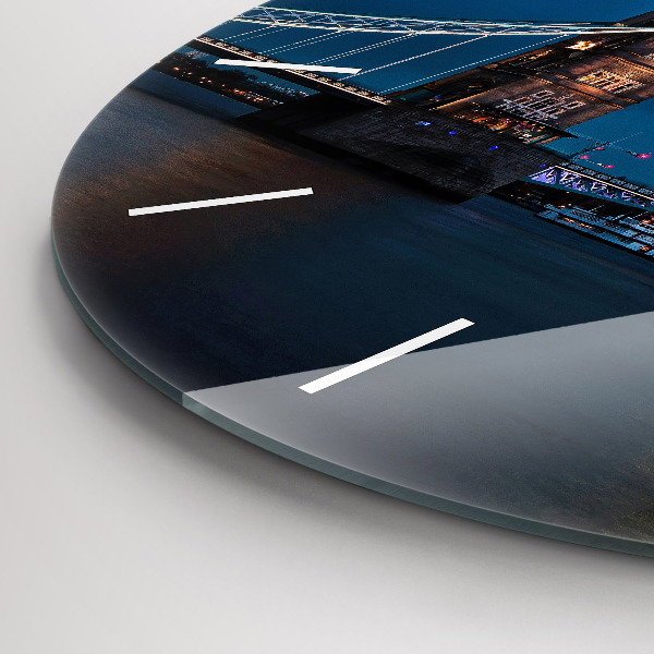 hodiny na skle Tower Bridge Londýn v noci