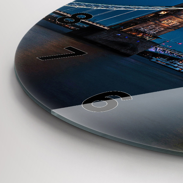 hodiny na skle Tower Bridge Londýn v noci