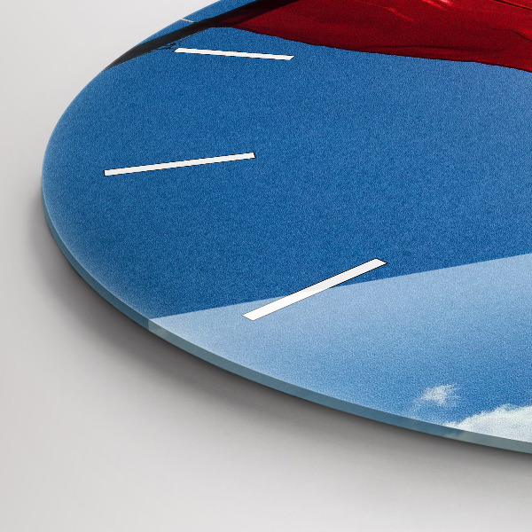 hodiny na skle Polská vlajka na pozadí oblohy