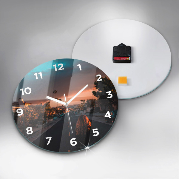 hodiny na skle Žena na silnici