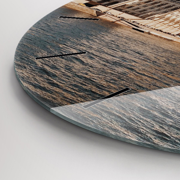 hodiny na skle Parlament v Budapešti